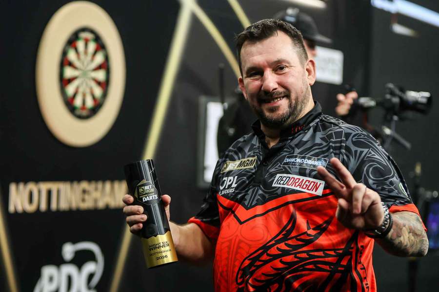 Jonny Clayton mit der Trophäe für den Tagessieg.