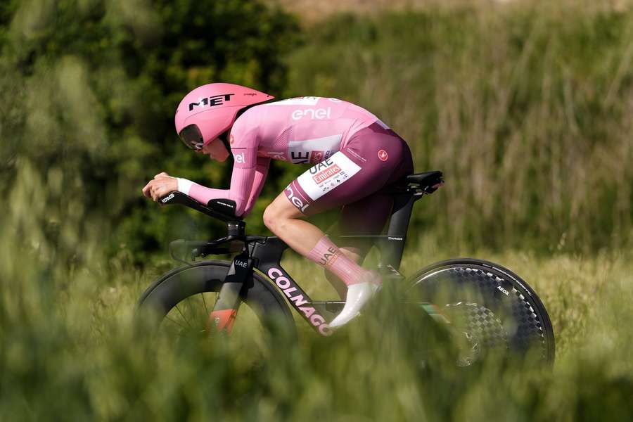 Tadej Pogacar tijdens de tijdrit in de Giro d'Italia