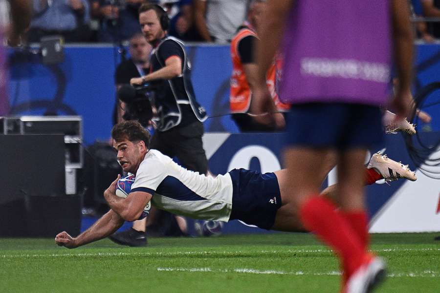 O ala direito da França, Damian Penaud, passa por cima da linha para marcar um ensaio O ala direito da França, Damian Penaud, passa por cima da linha para marcar um ensaio