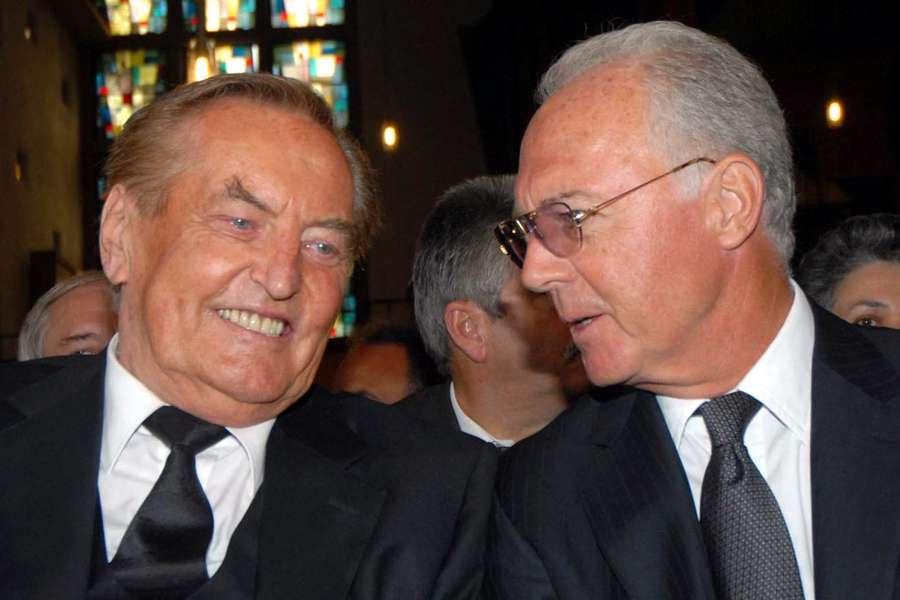 Beckenbauer rechts in beeld