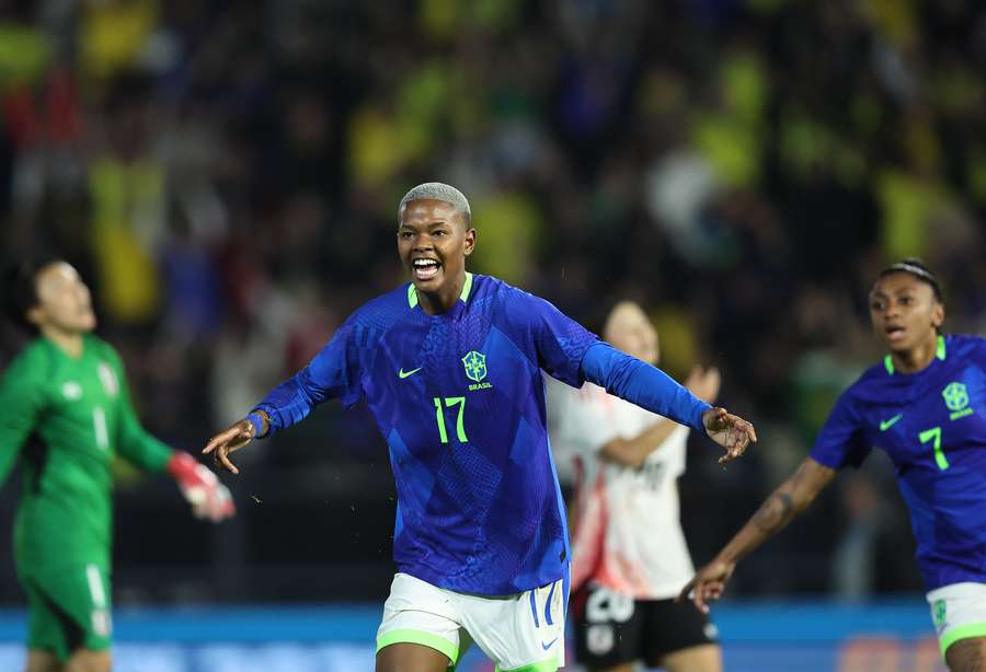 Jhonson comemora gol da vitória da Seleção Brasileira sobre o Japão