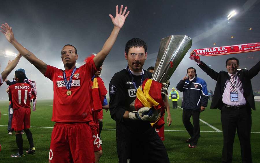 Palop, tras ganar la Copa de la UEFA de 2007 con el Sevilla