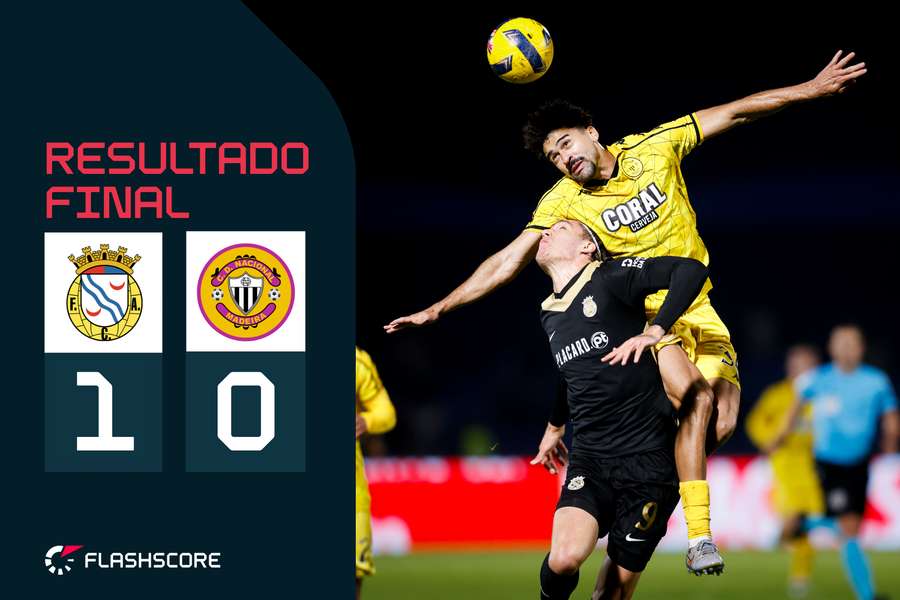 Marezi, autor do golo da vitória, perante Léo Santos Marezi, autor do golo da vitória, perante Léo Santos