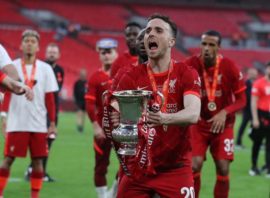 Jota lifts the FC Cup, 2022