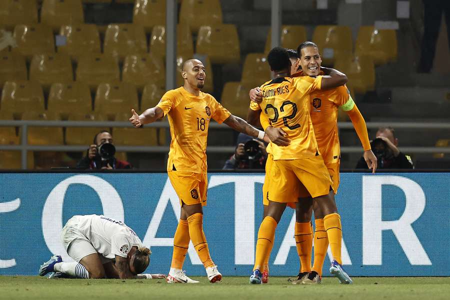 Aanvoerder Virgil van Dijk viert het winnende doelpunt van Oranje