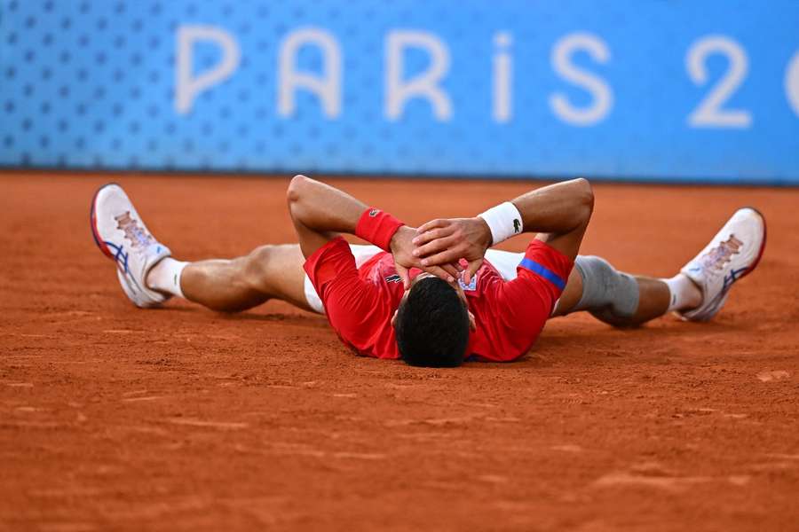 Djokovic festeja vitória nas meias-finais dos Jogos Olímpicos