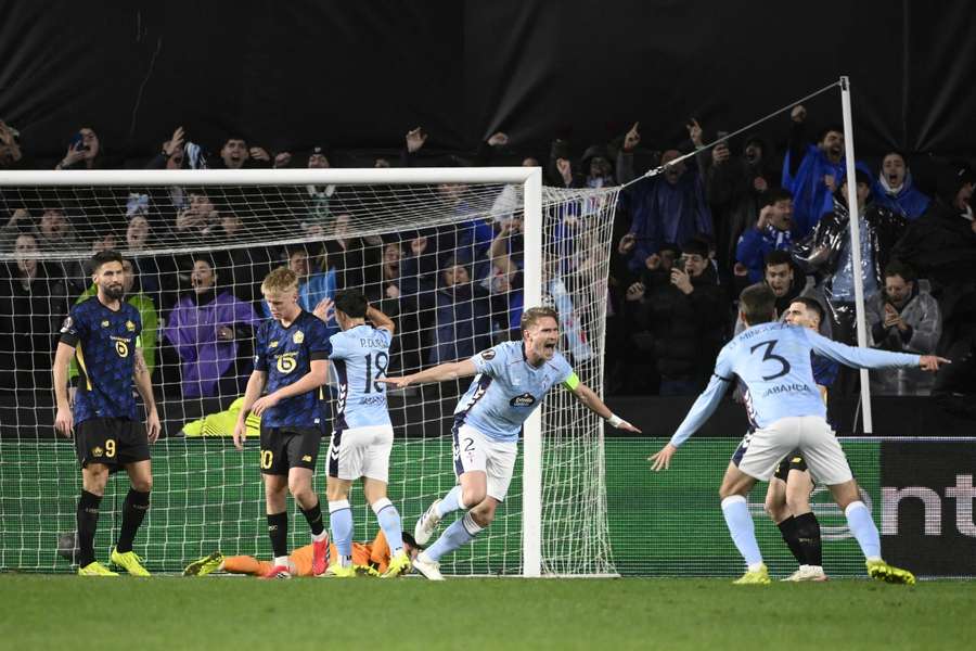 El Celta aprende a sufrir con un hombre menos y derrota al Lille