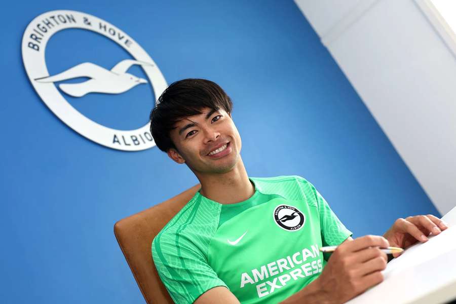 Japanese winger Kaoru Mitoma has signed a new contract with Brighton