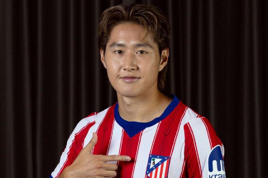 Kang-in Lee, posando con su nueva camiseta Kang-in Lee, posando con su nueva camiseta