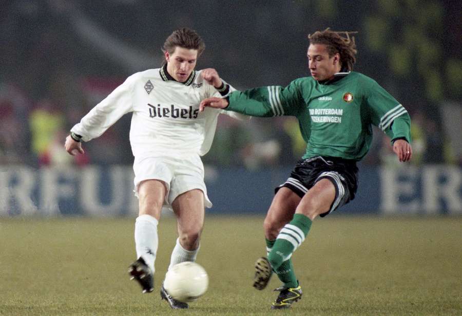 Henrik Larsson en un partido con el Feyenoord en 1996