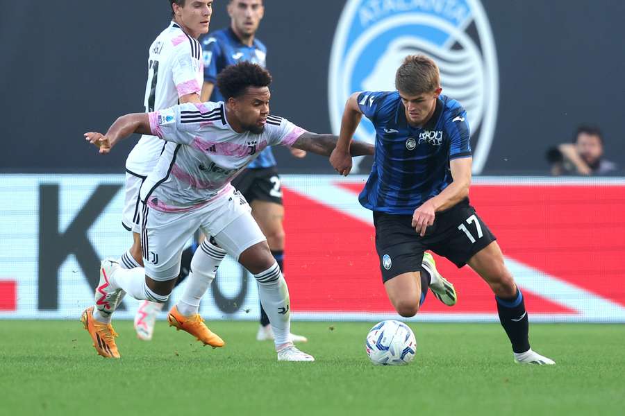 Weston McKennie en Charles De Ketelaere in duel