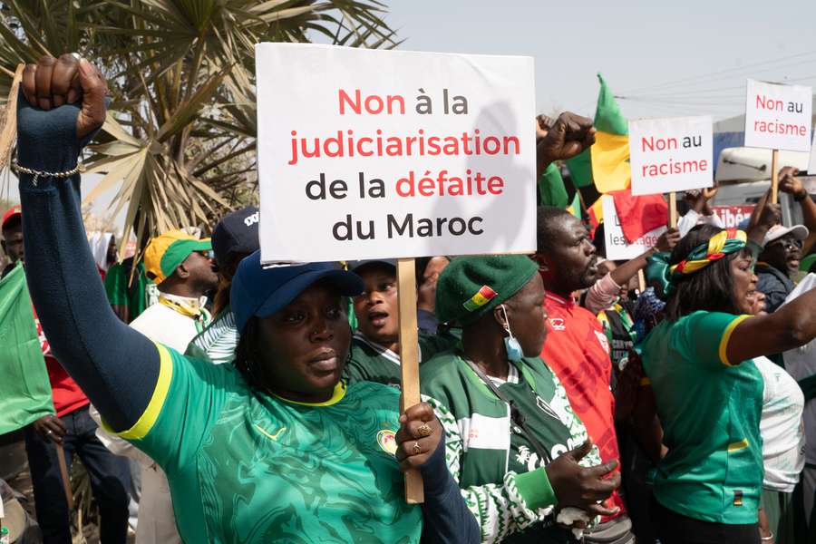 In Senegal haben die Menschen gegen die Aberkennung des Afrika Cups protestiert.