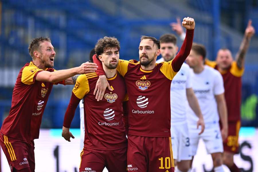 Fotbalisté Dukly a jejich radost z gólu na 1:1.