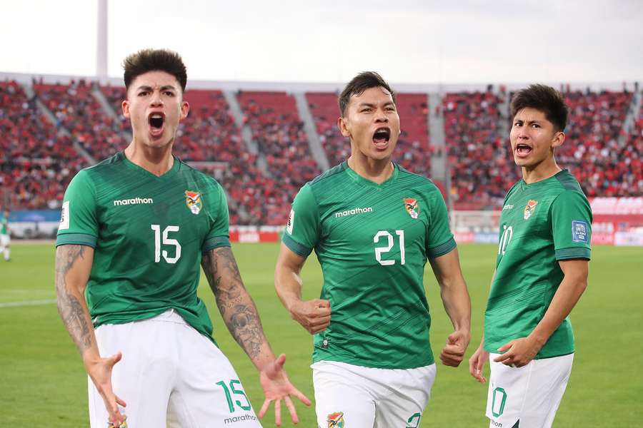 Miguelito (dir). fez o gol da vitória da Bolívia sobre 