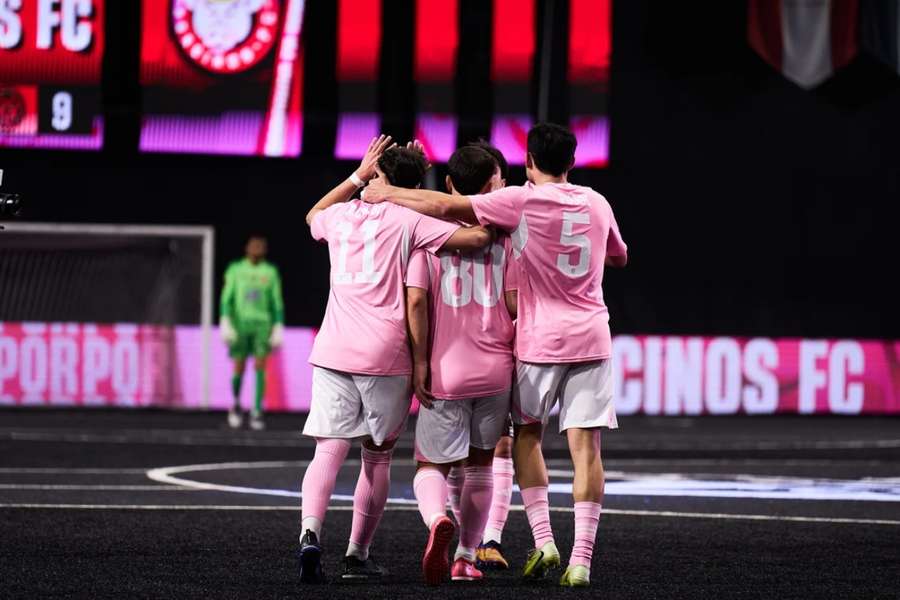 Porcinos FC celebra un gol