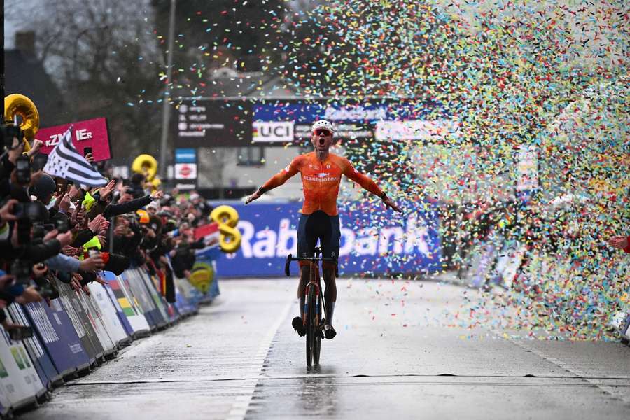Van der Poel sagrou-se campeão mundial de ciclocrosse pela oitava vez, em Hulst, nos Países Baixos