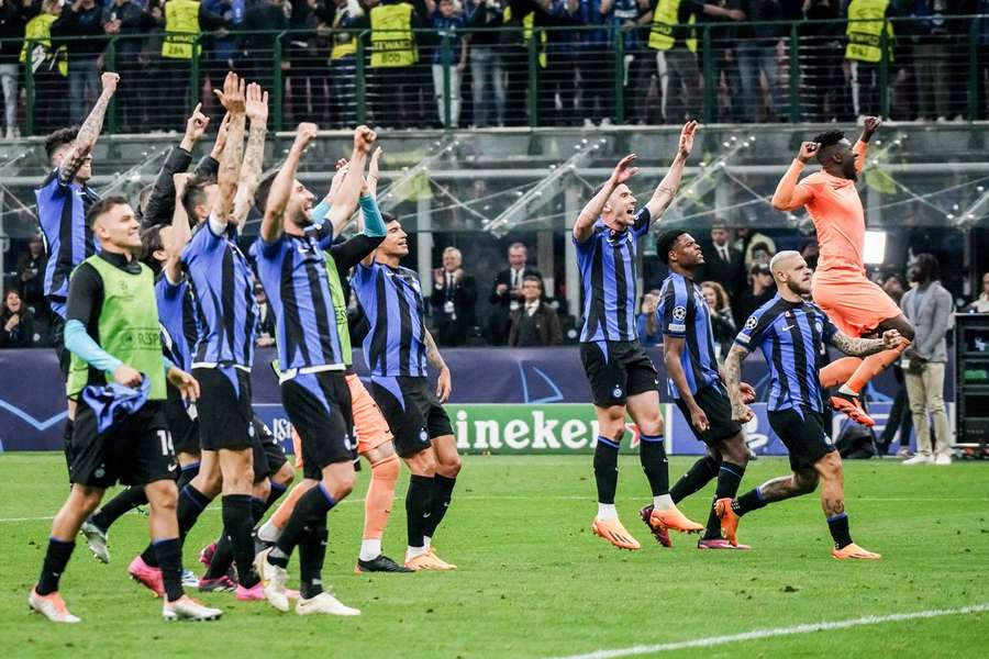 Os jogadores do Inter comemoram uma vitória histórica contra o AC Milan