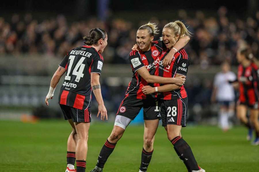 Die Frankfurterinnen feiern den zweiten Treffer.