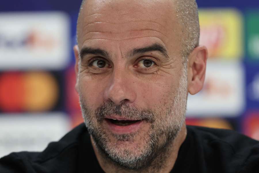 Guardiola tijdens de persconferentie op maandagavond