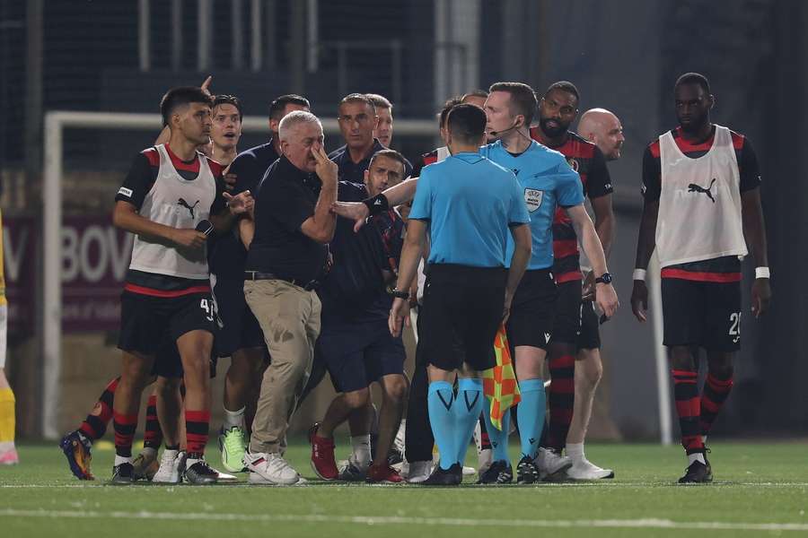 Spieler und Betreuer von Harmun belagern die Schiedsrichter Spieler und Betreuer von Harmun belagern die Schiedsrichter