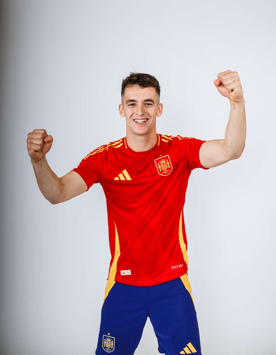 Casadó, posando con la camiseta de España