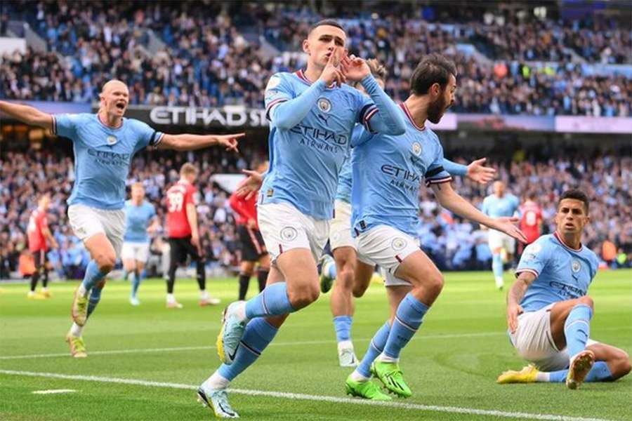 Phil Foden comemora seu gol na vitória do Man City sobre o Man Utd por 6 a 3