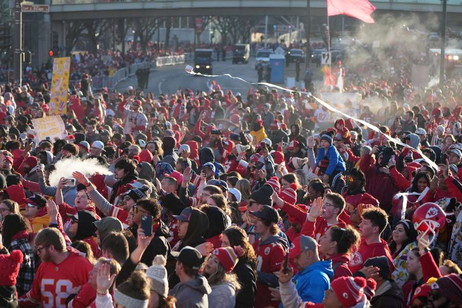 Fanii prezenți la celebrarea paradei