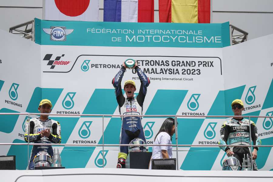 Collin Veijer als winnaar op het podium bij de GP van Maleisië