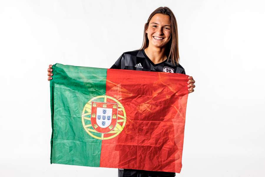 Inês Simas carrega com orgulho a bandeira portuguesa