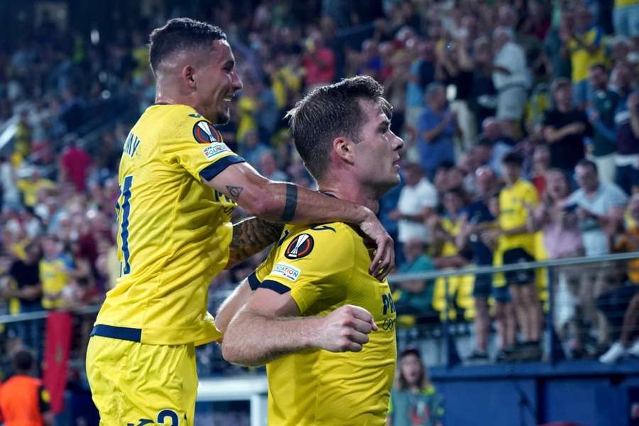 Alexander Sorloth celebra con Yeremy Pino el gol del Villarreal.