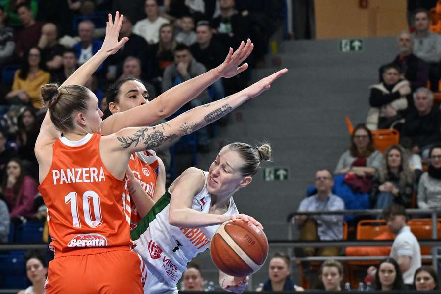Nikola Dudášová bojuje s hráčkami Schia.