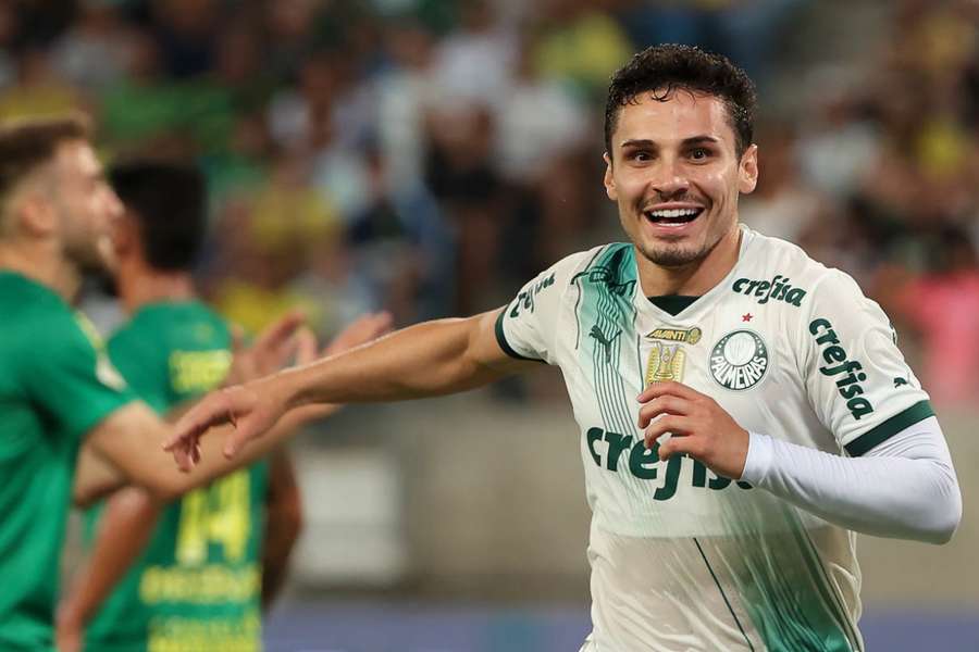 Raphael Veiga fez o primeiro golo da vitória palmeirense