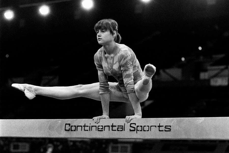Nadia Comăneci, prima gimnastă care a obținut nota maximă (fotografie din 1979)