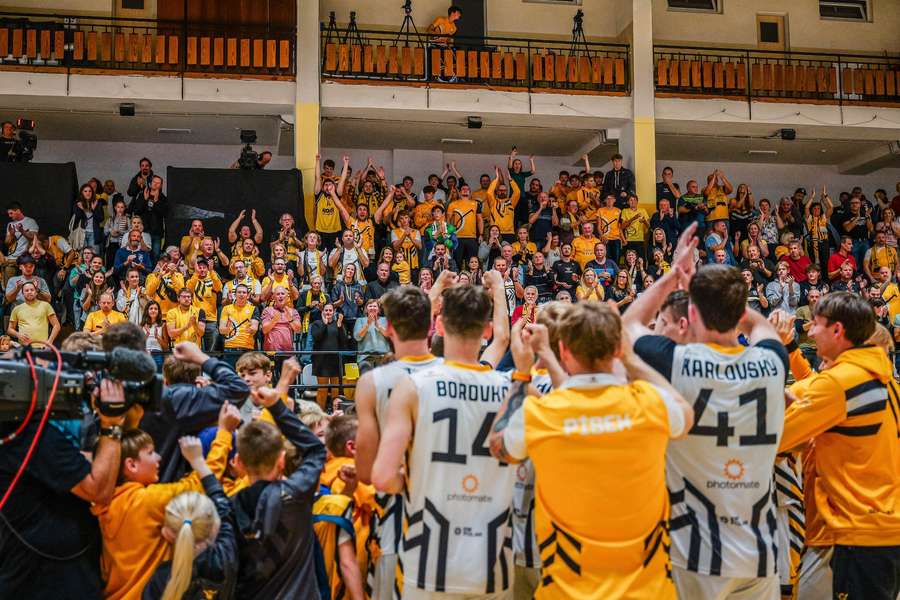 Basketbalisté Písku děkují fanouškům za podporu po utkání s Pardubicemi.