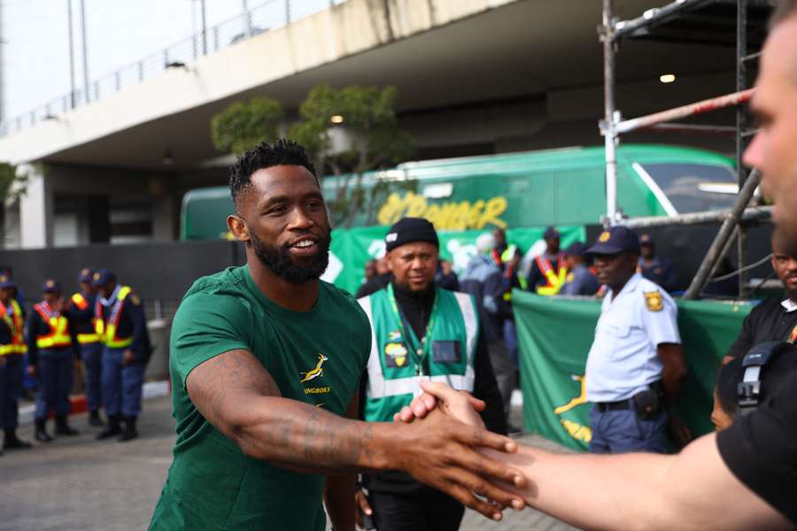 Siya Kolisi greeting fans before departing for the World Cup in France