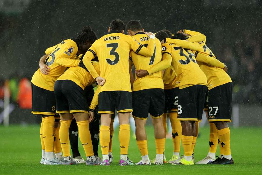 Hráči Wolverhamptonu Wanderers před zápasem s Aston Villou. Hráči Wolverhamptonu Wanderers před zápasem s Aston Villou.