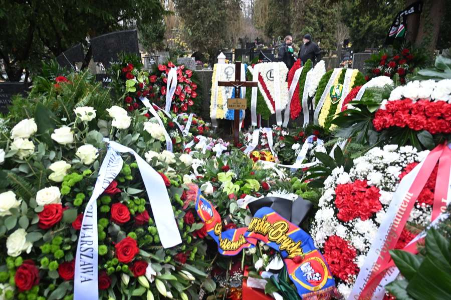 Lucjan Brychczy spoczął na Cmentarzu Wojskowym na Powązkach. Żegnały go tłumy kibiców