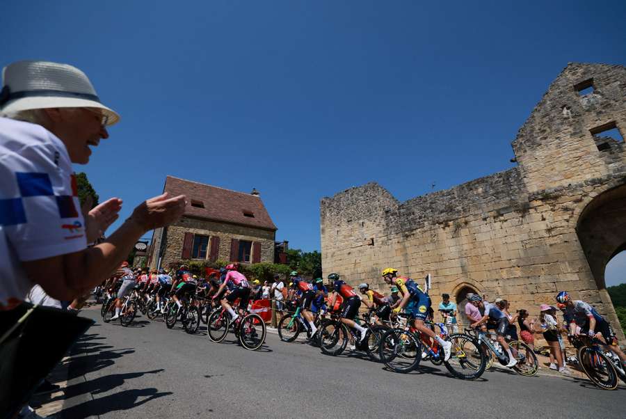 Niedzielny etap Tour de France skrócony z powodu upałów. "Stan czerwonego alertu" Niedzielny etap Tour de France skrócony z powodu upałów. "Stan czerwonego alertu"