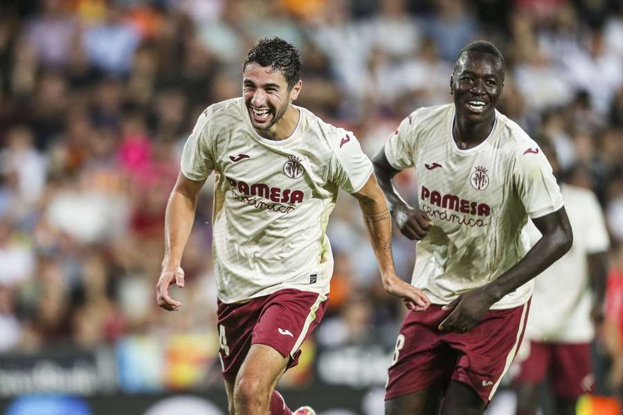 Comesaña celebra con Pape Gueye su gol ante el Valencia Comesaña celebra con Pape Gueye su gol ante el Valencia