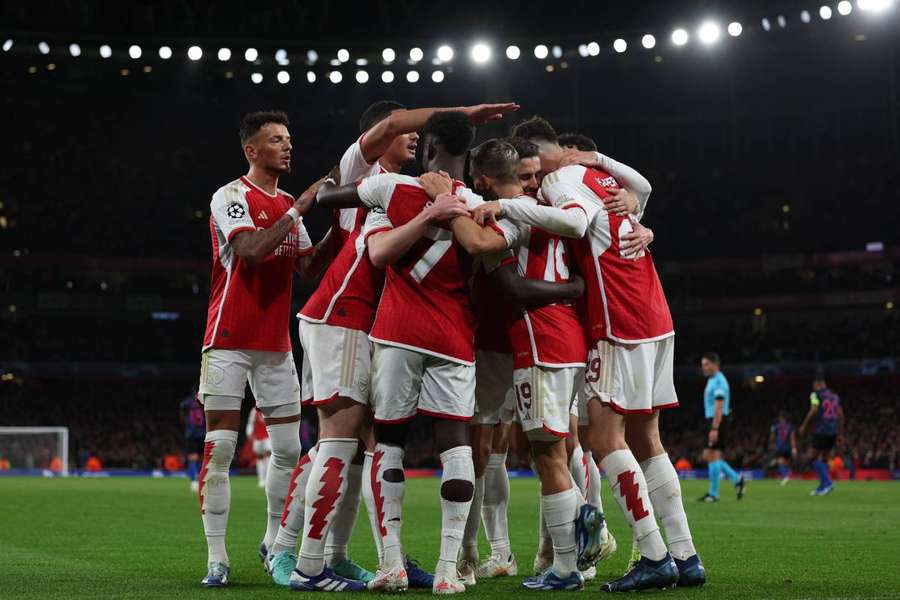 Jogadores do Arsenal comemoram gol marcado por Trossard