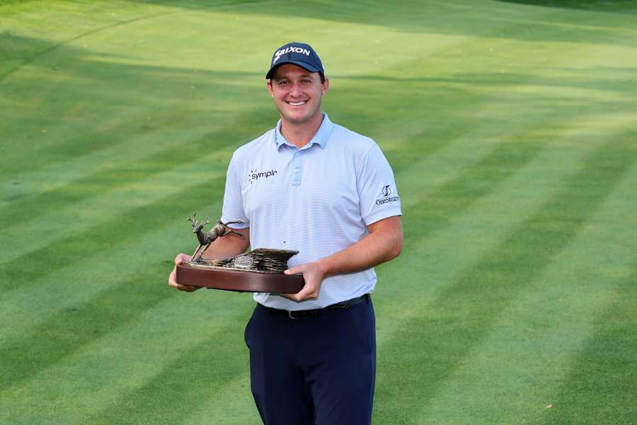 Sepp Straka met de trofee na het winnen van de John Deere Classic