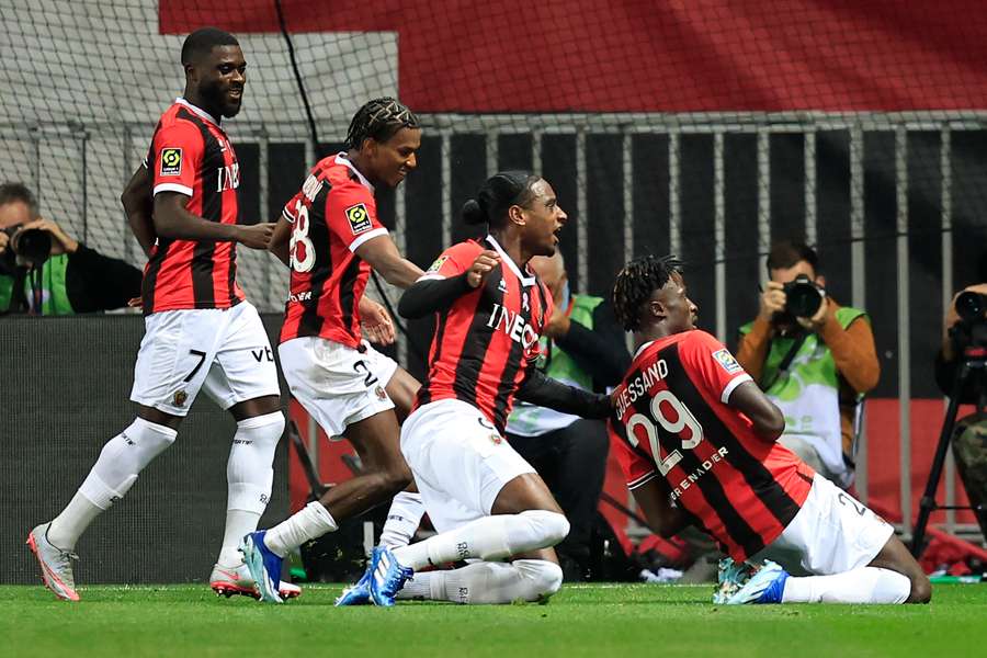 Jogadores do Nice festejam o golo de Evann Guessand