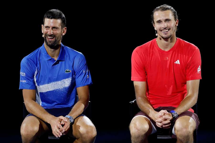 Novak Djokovic (l.) und Alexander Zverev treffen am frühen Freitagmorgen aufeinander.