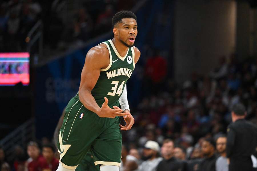 Antetokounmpo, sob os holofotes Antetokounmpo, sob os holofotes