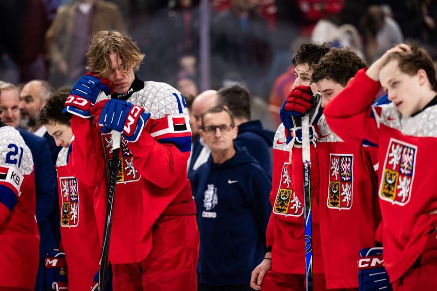 Václav Nestrašil a spol. byli po porážce ve finále pochopitelně velmi smutní. Václav Nestrašil a spol. byli po porážce ve finále pochopitelně velmi smutní.