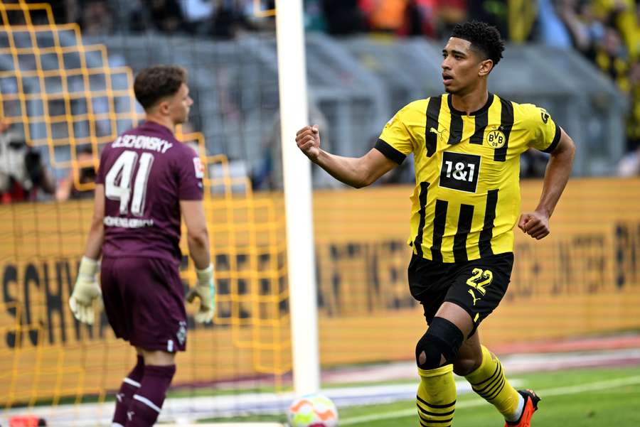 Jude Bellingham, mijlocașul echipei Borussia Dortmund, sărbătorește marcarea unui penalty împotriva Borussiei Monchengladbach