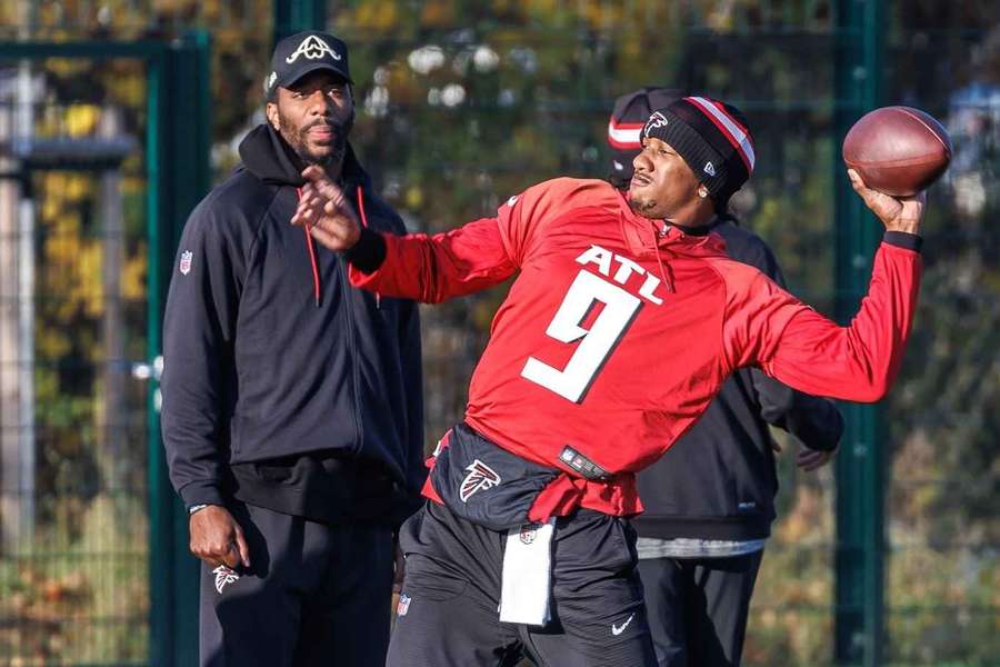 Penix (r.) beim Training