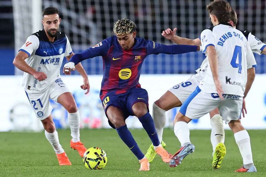 Lamine Yamal w pojedynku z graczami Deportivo Alaves