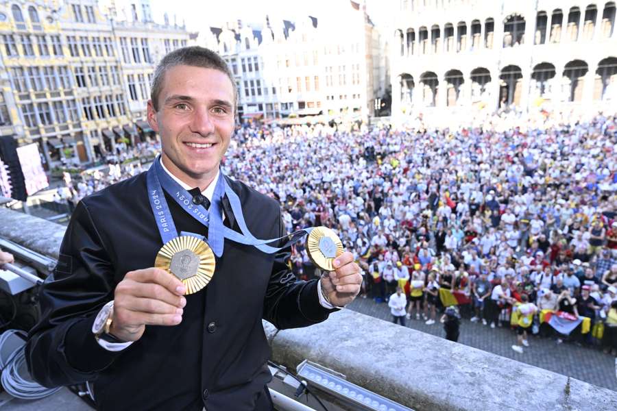 Remco Evenepoel präsentiert seine Olympia-Medaillen auf dem Rathaus von Brüssel.