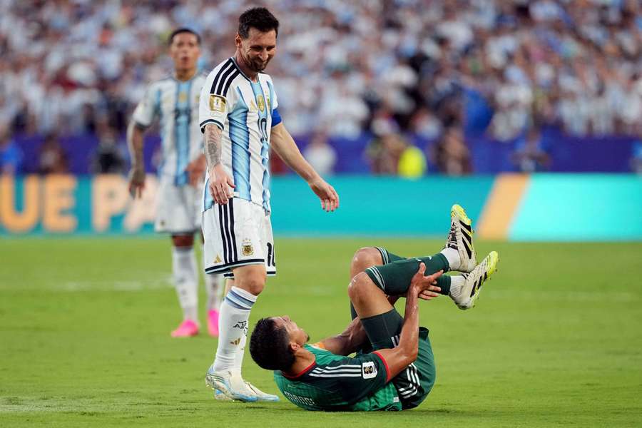 Il fallo di Messi ai danni di Aissa Mandi Il fallo di Messi ai danni di Aissa Mandi